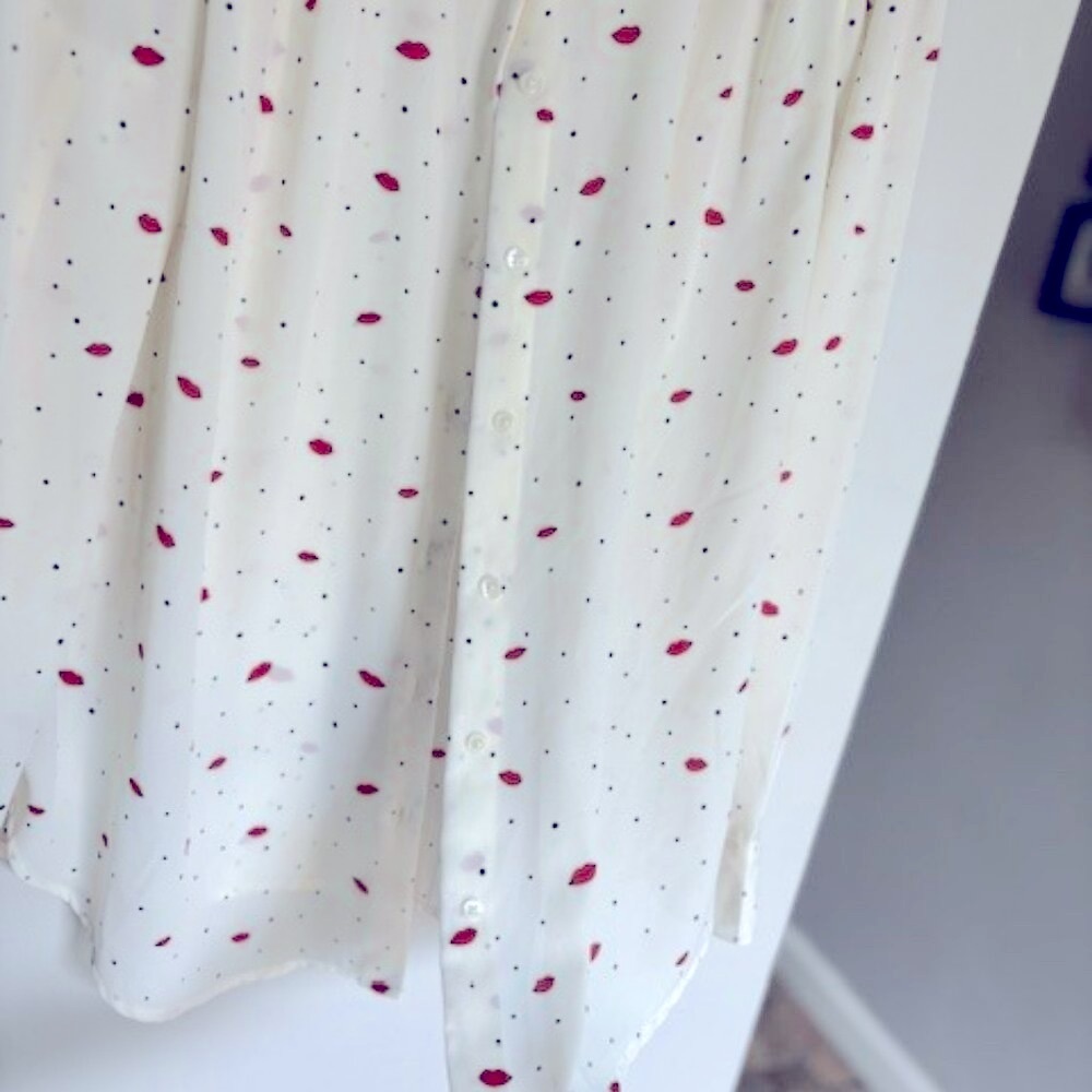 💋 NWOT Hot lips and polkadot print button up blouse 💋 - Picture 3 of 5